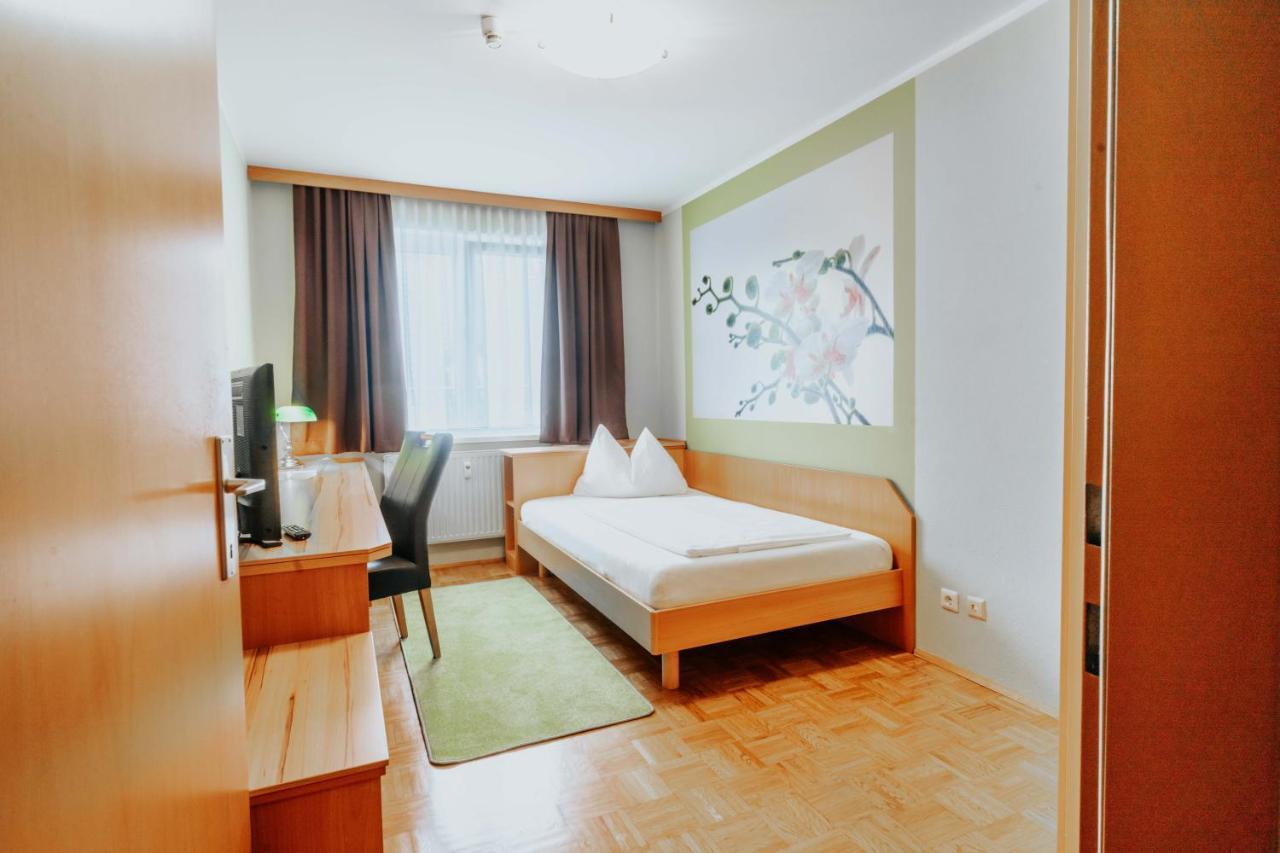 Hotel am Kapuzinerplatz Knittelfeld Exterior foto